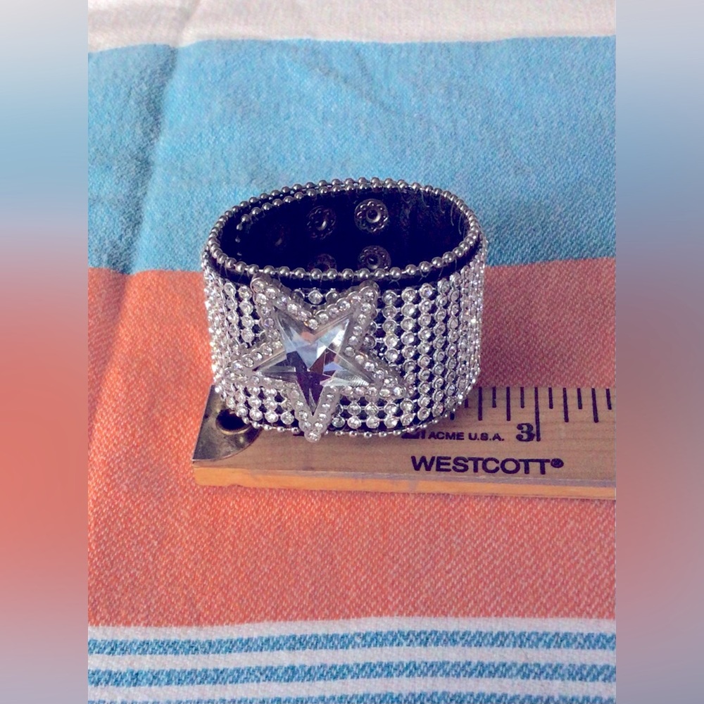 Thick wrist band with star.